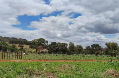 Vendo chácara medindo 500 metros quadrados, totalmente plana.