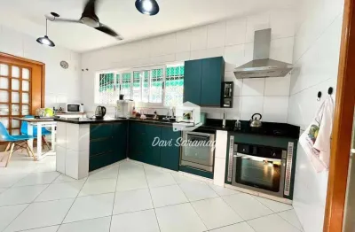 Excelente casa linear de condomínio com 4 quartos, área gourmet e piscina
