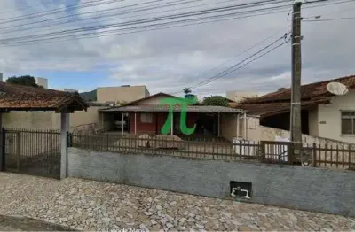 Casa a apenas 400m do mar e 450m do beto carreiro no coração de penha/sc