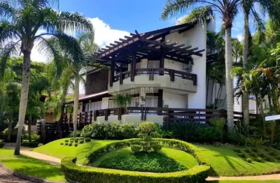 Linda casa em jurere internacional, com 5 suites a 45m do mar