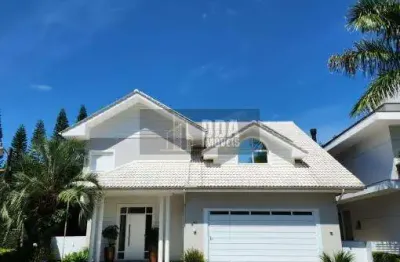 Casa a venda em condomínio fechado em jurerê internacional.