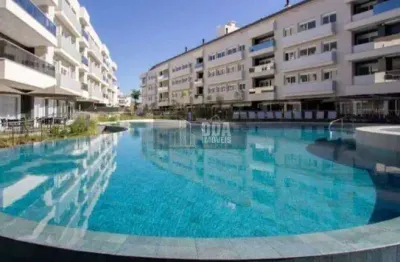 Apartamento duplex com três suítes em condomínio clube / jurerê