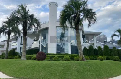 Curvas e sofisticação perto do mar de jurerê internacional.