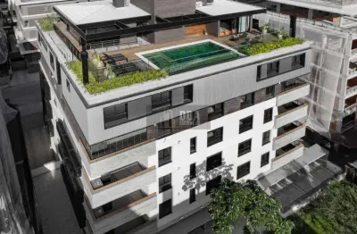 Apartamento com 3 suites e decorado, ao lado da praia em jurerê