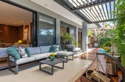 Apartamento garden com 3 suítes e piscina privativa em jurerê