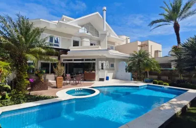 Casa mobiliada com 05 suítes na praia de jurerê internacional