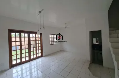 Casa em condomínio fechado com 3 quartos para alugar na Rua Voluntário Benedito Sérgio, Estiva, Taubaté por R$ 3.775