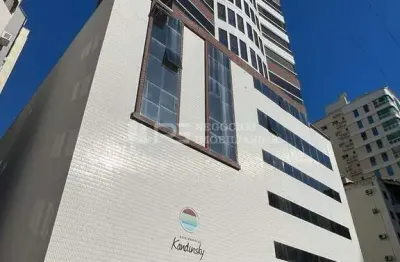 Apartamento mobiliado com excelente localização, meia praia, itapema - sc