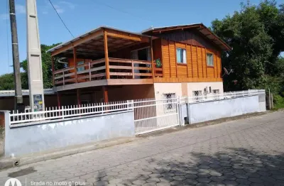 Sobrado com 5 quartos sendo 3 suítes e com piscina para venda em barra velha - sc