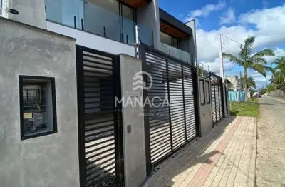 Sobrado alto padrão localizado a 300 metros do mar de piçarras, 3 suítes