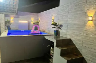 Casa com suíte, churrasqueira, jacuzzi e vagas para 3 carros