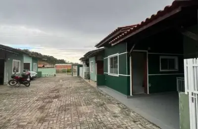 Morar com tranquilidade – casa em condomínio fechado à venda em barra velha sc.