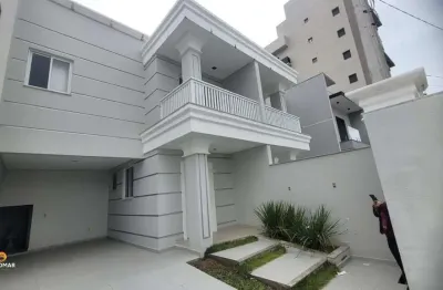Sobrado com 03 suítes, á apenas 250m do mar, em itajuba barra velha sc!