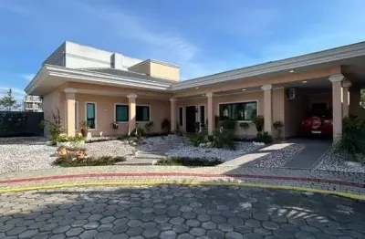 Ampla casa com 3 dormitórios, em condomínio fechado em balneário piçarras-sc .