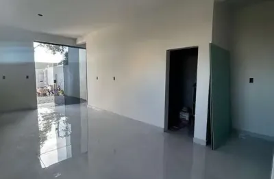 Sobrado com três dormitórios (sendo um na parte térrea), à apenas 600m do mar, e