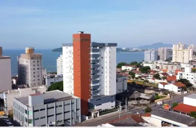 Apartamento mobiliado com dois dormitórios, a apenas 100m do mar, no centro de b