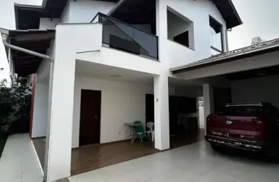 Sobrado quadra mar, semimobiliado,  em bal. piçarras/sc