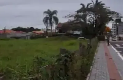 Terreno no centro de balneário piçarras, à apenas 330m do mar, ideal para constr