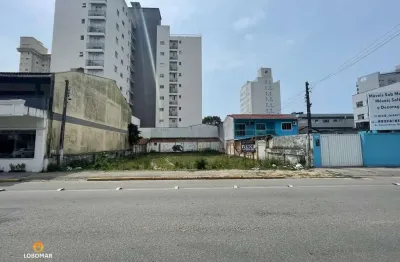 Terreno à apenas 200m do mar, no centro de balneário piçarras sc!