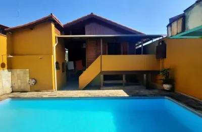 Linda casa a venda em parelheiros, com piscina, área gourmet, churrasqueira em um amplo espaço de 250 m2. conforto e beleza com modernidade e requinte