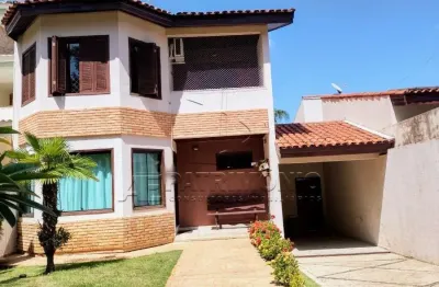 Casa em condominio com 3 dormitorios, 1 sendo suíte com closet e hidro