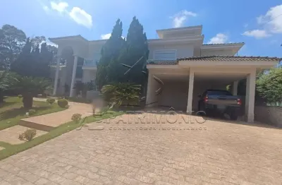 Casa em condomínio com 4 dormitórios, sendo 3 suítes.