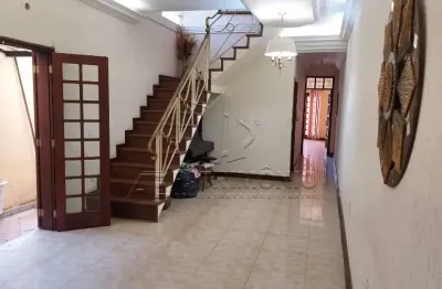 Casa na zona central com 4 dormitórios, 1 sendo suíte  e 3 suítes com closet.