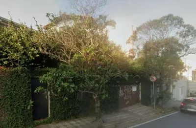Casa assobradada centro com 2 quartos sendo 1 suite