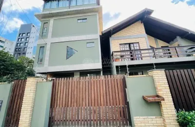 Casa triplex decorada na praia brava – vista mar e conforto exclusivo