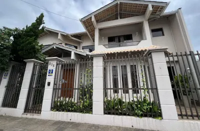 Casa comercial com 4 salas para alugar na Rua 1950, Centro, Balneário Camboriú