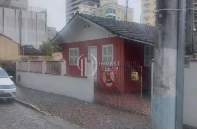 Casa com 3 quartos para alugar na Rua 314, 410, Meia Praia, Itapema