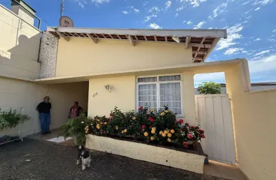 Casa à venda na Avenida Capitão Arthur dos Santos, Vila Bressan, Araras