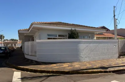 Casa com 3 quartos à venda na Rua Sylvino S. Pontes, Vila Queiroz, Araras