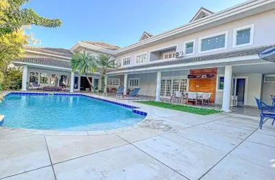 Magnífica casa à venda condomínio malibu barra da tijuca com 984m² em terreno de 1008m²  com 5 suítes todas com closets sendo 1 super master 6 vagas