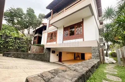 Casa à venda condomínio novo leblon barra da tijuca de 900m² de área construída em 2 terrenos de 1000m²  cada  5 suítes piscina sauna campo futebol