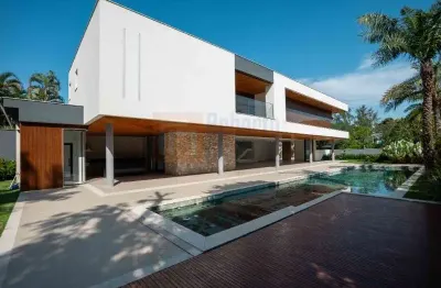 Espetacular mansão à venda em condomínio fechado no coração da barra da tijuca de 1280m² em terreno de 1235m² com 5 suítes, sendo 1 master com closet