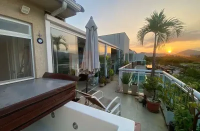 Linda cobertura duplex à venda no barra village lakes recreio dos bandeirantes toda reformada de 147m² com 3 quartos sendo 2 suítes varanda 2 vagas