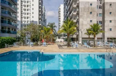 Excelente apartamento à venda no condomínio rio 2 barra da tijuca de 90m² 2 quartos sendo 1 suíte 3 banheiros sala varanda 1 vaga na garagem.