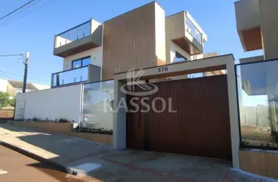 Lindo triplex com acabamento de alto padrão, amplo terraço com uma vista linda