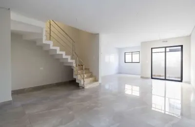 Sobrado triplex com 04 dormitórios, sendo 03 suítes no boqueirão