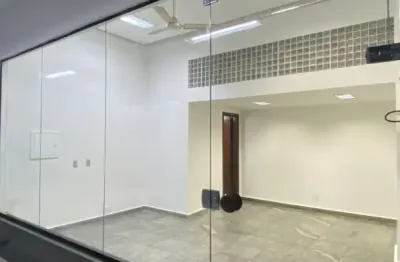Sala comercial, ampla e bem localizada no centro com um banheiro