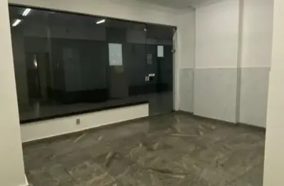 Sala comercial ampla no centro bem localizada, com um banheiro