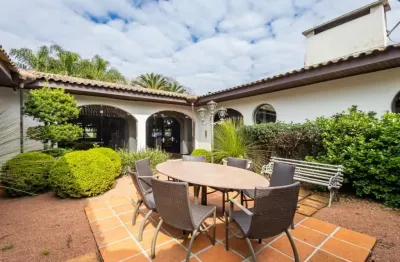 Casa residencial térrea ao lado do parque barigui no bairro cascatinha de 900m² com 5 quartos