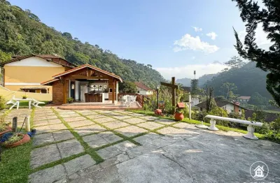 Casa de serra com 4 quartos, 247m2 à venda por R$1.690.000, Teresópolis