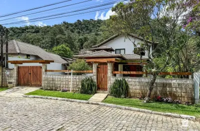Casa em condomínio com 4 suítes, 390m2 à venda por r$2.100.000 - teresópolis