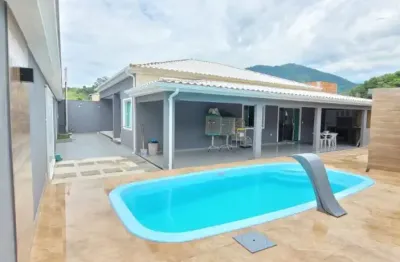 Casa linear com 3 quartos em condomínio; casa com piscina próxima ao west shopping.