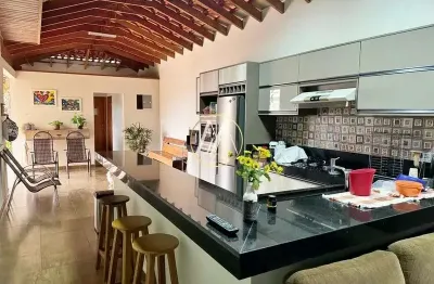 Casa á venda com 3 dormitórios sendo uma suíte, 400m², jardim shangri-la - londrina/pr