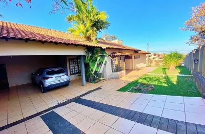 Casa à venda com 3 quartos, suíte e 190m² no centro de cambé/pr – 664m² de terreno