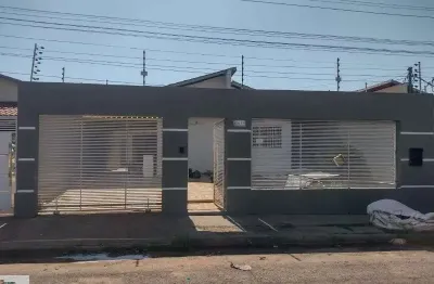 Casa para locação em Várzea Grande-MT, bairro Petrópolis: 3 quartos, 1 sala, 1 banheiro, 2 vagas de garagem.