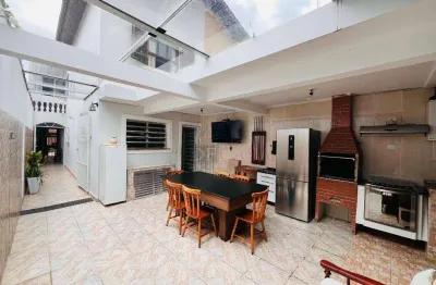 Sobrado Grande 200m² - 5 Minutos da Estação Dom Bosco / Corredor Lateral / Área Gourmet / 3 dorm. (1 com suíte / closet / varanda) / Quarto nos fundos